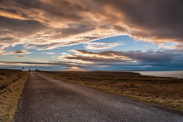 The road leading from the lighthouse at the most northerly point on the UK mainland in Dunnet, Northern Scotland (photo: mountaintreks - stock.adobe.com)