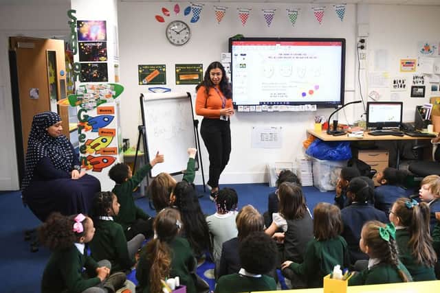 Teacher talking to her primary school students (Photo: DANIEL LEAL-OLIVAS/AFP via Getty Images)