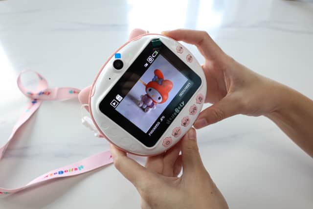 Take digital pictures on the HelloBaby Instant Print Camera and print off your favourites