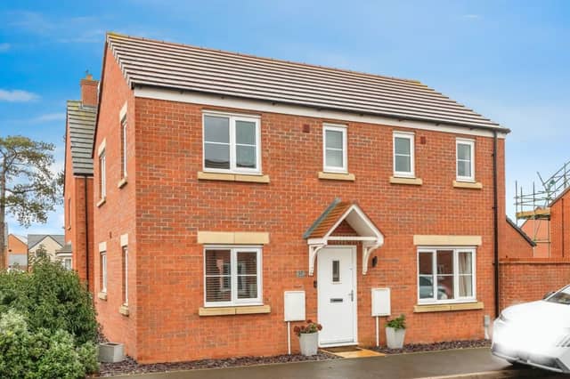 Modern three bedroom detached house in Northampton for £340,000