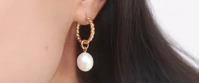 Monica Vinader Baroque Pearl Pendant features a sculptural gold hoop with a statement freshwater pearl drop – an elegant Mothers Day jewellery gift idea.