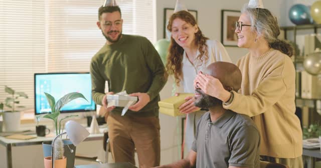 Organising a group birthday card doesn’t have to mean chasing signatures – digital options make it simple for modern, hybrid teams