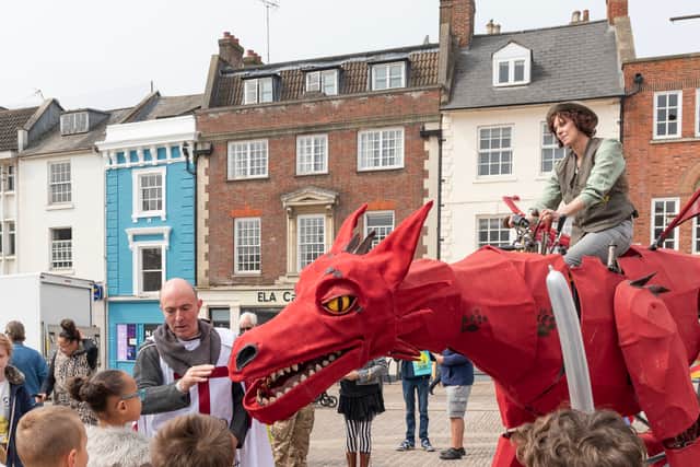 Meet St George and his friendly dragon (Stu Vincent Photography)