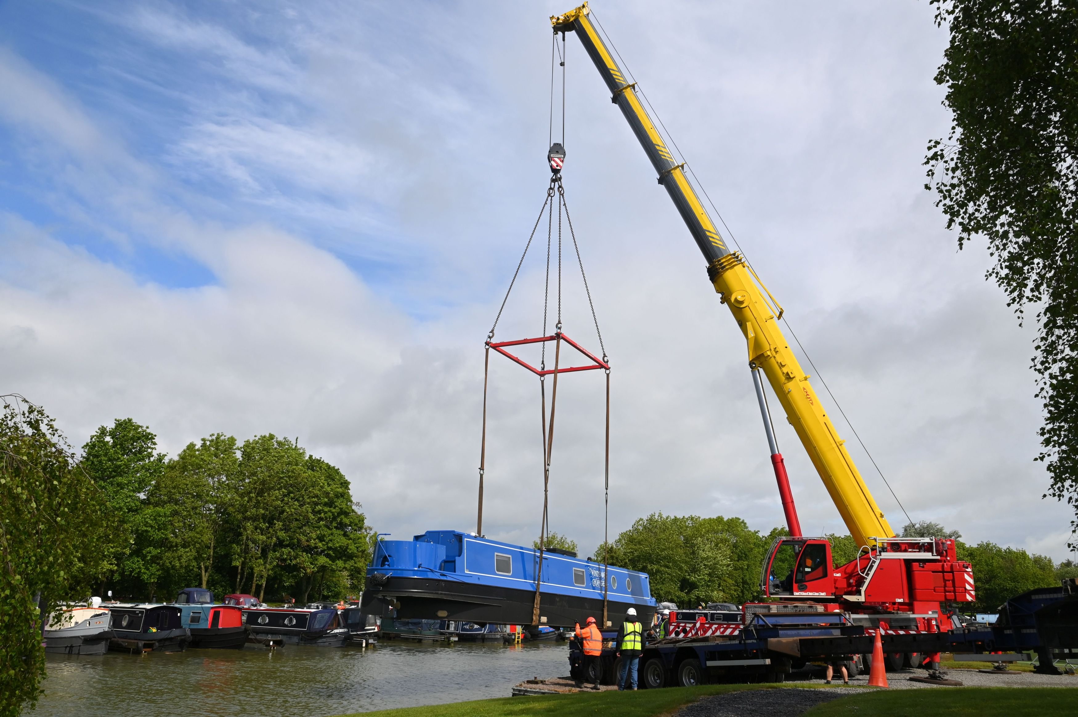 Over 225 tonnes of canal boats have been craned into Crick Marina for ...