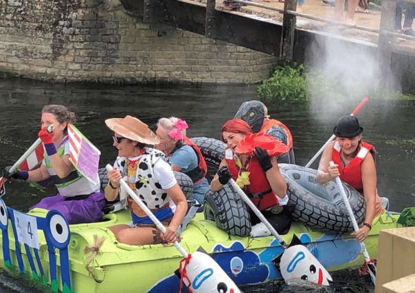 Determined faces, homemade raft… and absolutely no intention of finishing second.