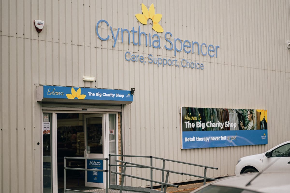 Erneute Modernisierung des großen Wohltätigkeitsladens der Cynthia Specner ...
