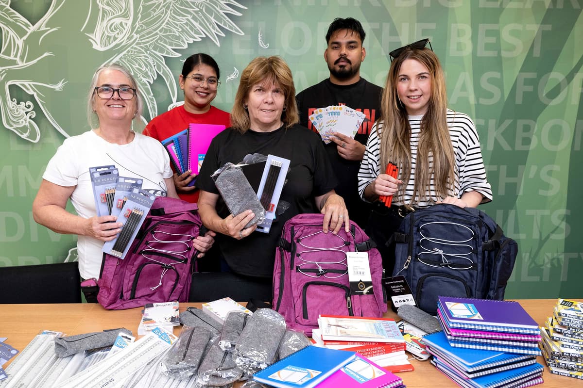 Schulen in Daventry begrüßen Rucksackspende von Amazon