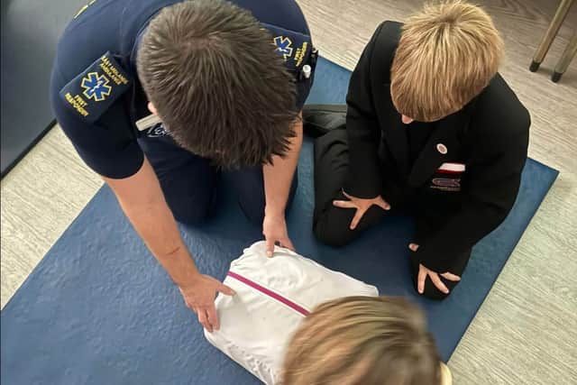 Volunteer steve demonstrating to pupils.