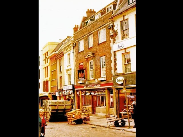 Another of the Market Squares lost pubs. A favourite haunt of market traders, shoppers and a staple of the town's nightlife. Sadly, it closed its doors in 1974.