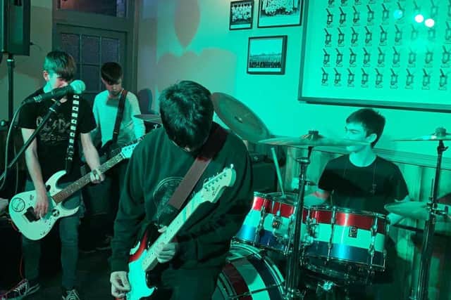 Artefact playing a pub