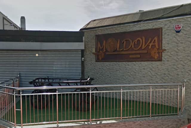 Hundreds of citizens queued to cast their votes in the Moldavian elections at the Moldova restaurant this Sunday.