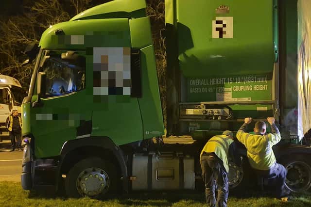 Truckers try desperately to get the stranded HGV moving again on the A5 last night. Photo: @NP_PC862