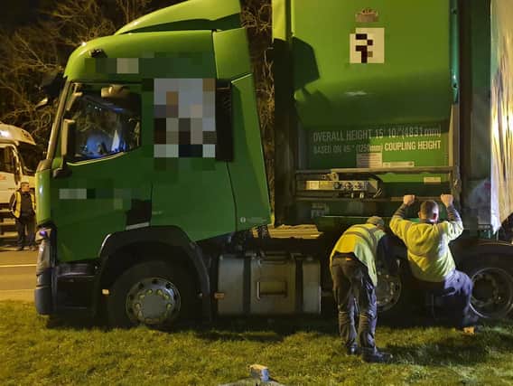 Truckers try desperately to get the stranded HGV moving again on the A5 last night. Photo: @NP_PC862
