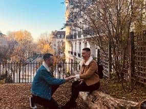 Tom proposed in Paris.