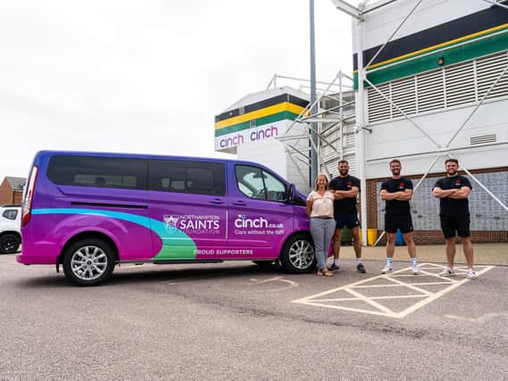 Online car marketplace, Cinch, gifts the Northampton Saints Foundation a minibus.