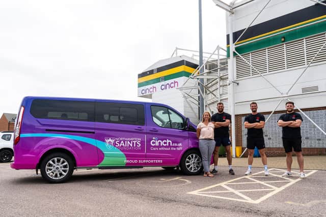 Online car marketplace, Cinch, gifts the Northampton Saints Foundation a minibus.