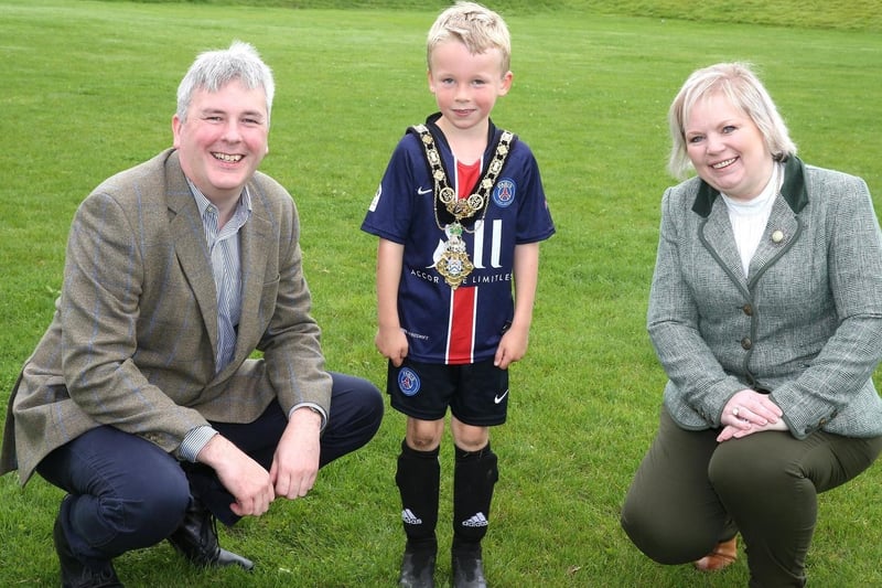 Young Theodore Moffett, pictured with The Mayor of Causeway Coast and Glens Borough Council, Councillor Richard Holmes, and Chairperson of Council’s NI 100 Working Group, Councillor Michelle Knight-McQuillan, gets a chance to wear the Mayor’s chains of office