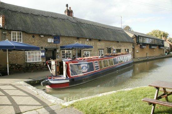 At 6.2 miles, this is a reasonably long walk, but can still be great for beginners as it is relatively flat, follows well-marked paths, and features three pubs (The Navigation, The Boat Inn, and the Plough Inn), so plenty of breaks are possible. You will of course have a chance to take in Stoke Bruerne’s iconic canal network, which dates back to the 18th century.