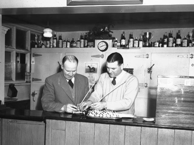 Pipe smoking contest at The Bull, Harpole, March 1, 1960