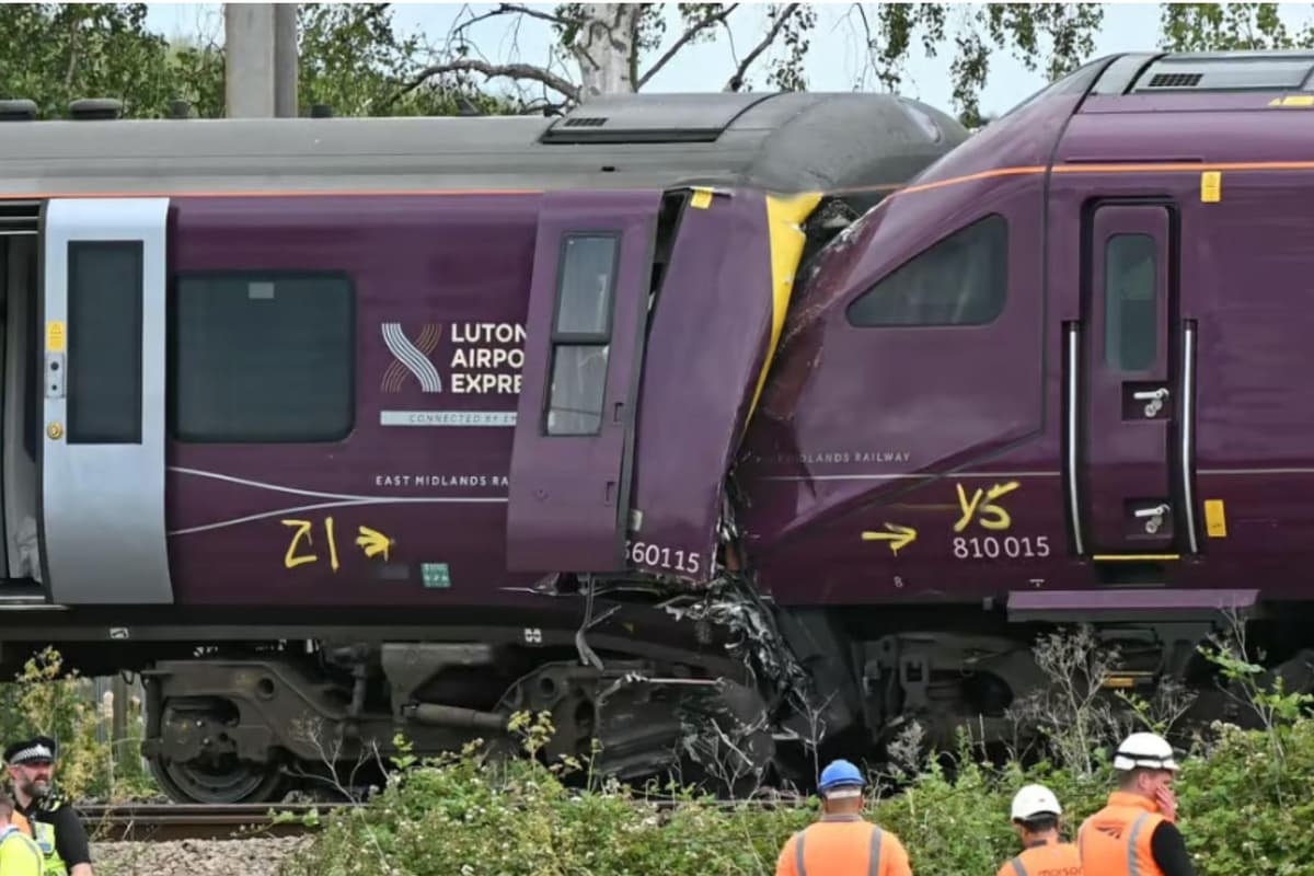 Ein Zug der Northamptonshire EMR raste über ein rotes Signal hinweg und ...