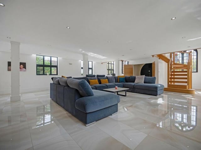This converted chapel dates back to the twentieth century. The current owners built an extension in 2017.