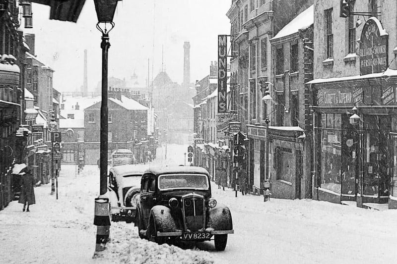 A 1930s/1940s-looking car parked in the snow in Bridge Street.