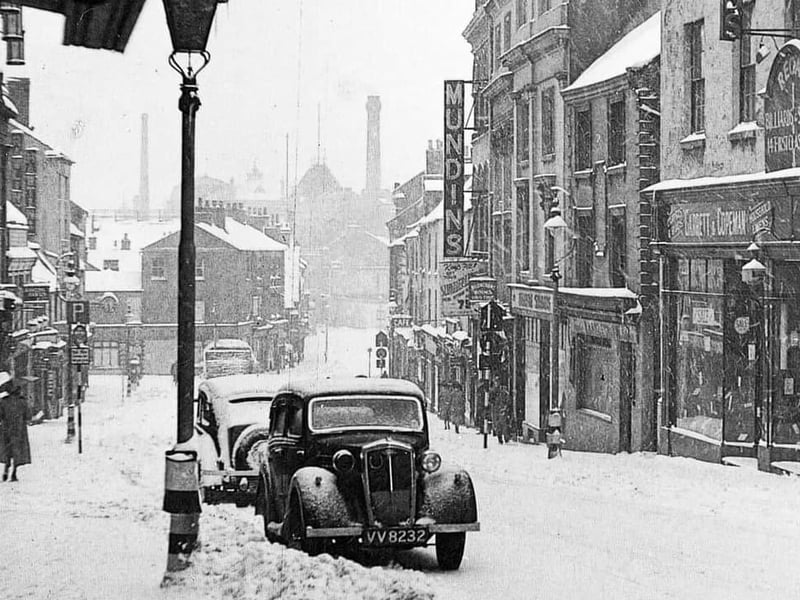 A 1930s/1940s-looking car parked in the snow in Bridge Street.