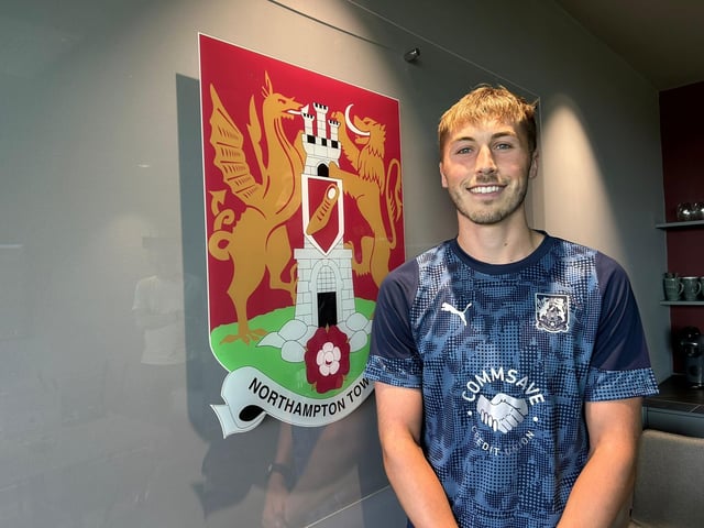 The midfielder has signed a deal until 2027
