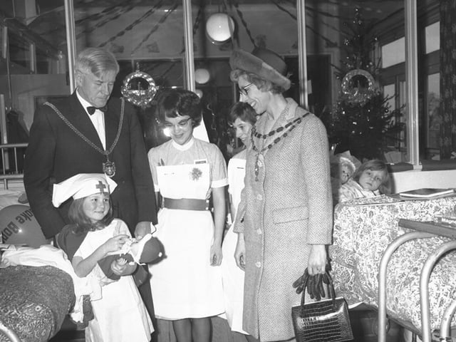 Mayor and mayoress hospital visit at Christmas
