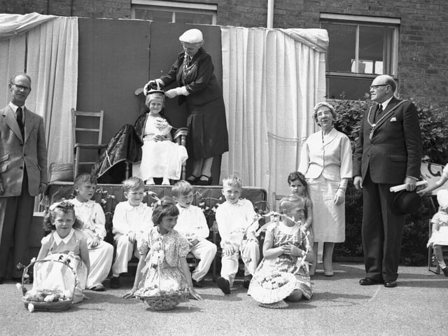 Gladstone School Northampton, May Queen is crowned