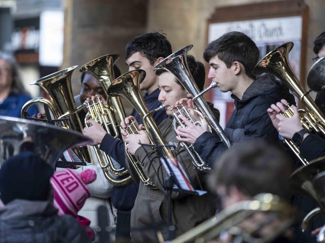 In the penultimate weekend before Christmas, many came along to enjoy what was on offer.