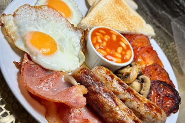 The menu spans breakfasts, lunches, desserts and specialty coffees. The current bestsellers are crushed avocado and the classic English breakfast.
