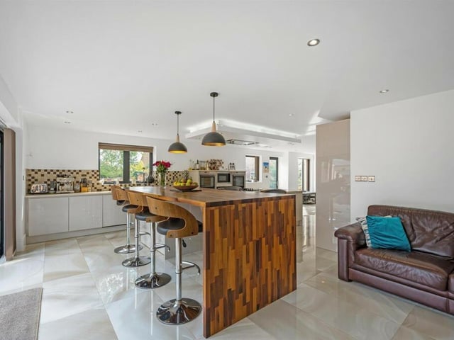 This converted chapel dates back to the twentieth century. The current owners built an extension in 2017.