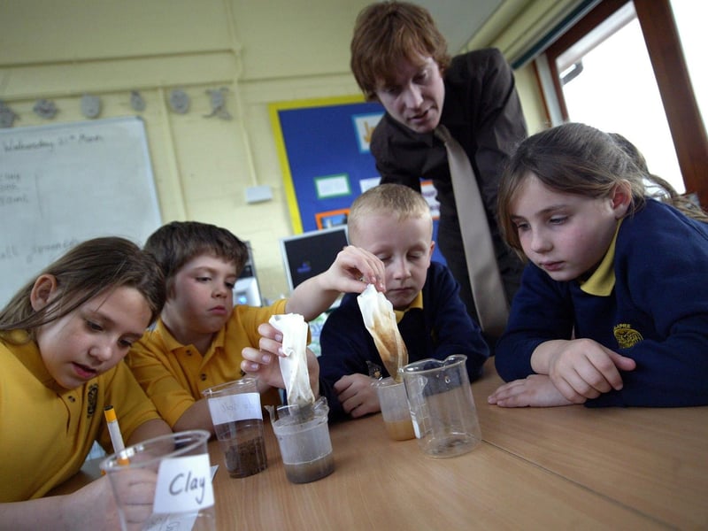 Delapre Primary School, children in class, doing experiments and even the new building work / extension going on around them. L-R ARE KEYLEIGH MASTERS, POPPY MAE MEDCRAFT, ALFIE BIRCH, JAMIE CULLEY AND JAMIE PASFIELD