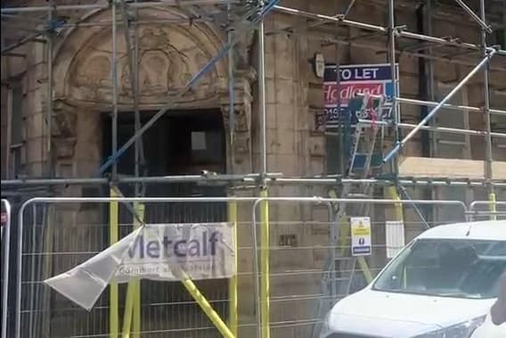 Sanierungsarbeiten an ehemaligem Schnellimbiss im Stadtzentrum von ...