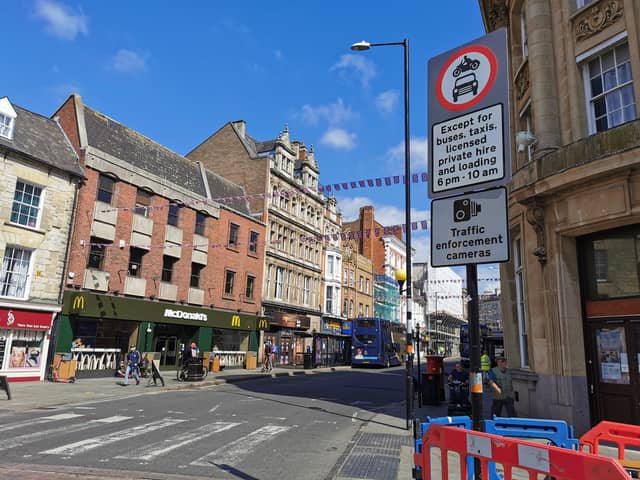 The bus lane in the Drapery is 24/7 and only permits taxis, private hire vehicles, and buses as well as loading between 6pm and 10am, according to the sign