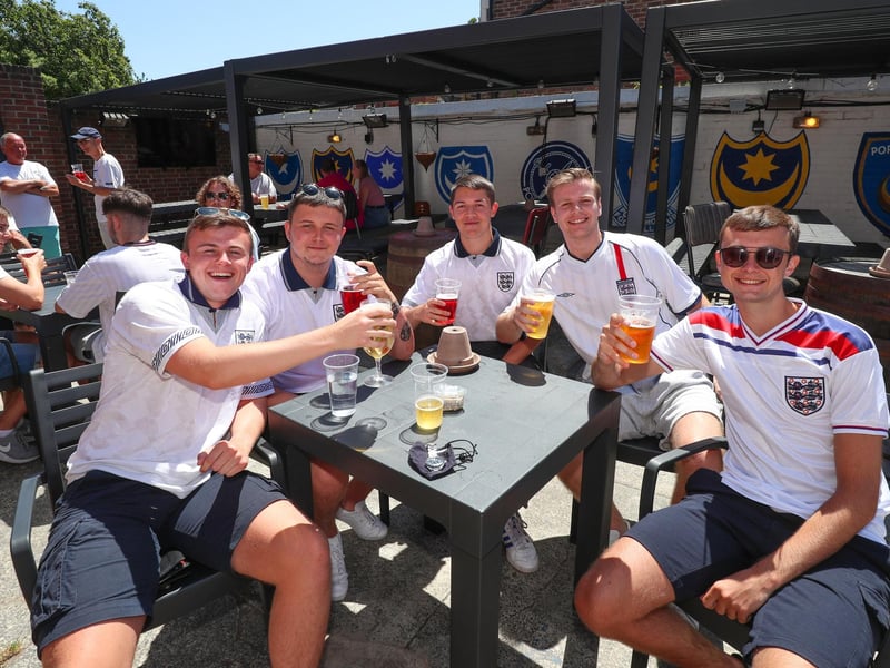 Fans in the sunshine at The Crook
(220421-7042)