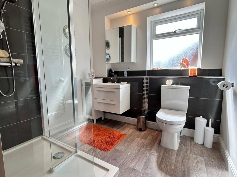An en-suite bathroom adjoins one of the six bedrooms