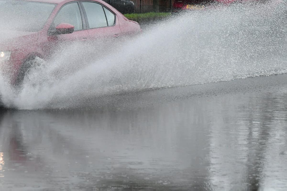 Uk Spring Driving Alert Example Warning issued by police about driving through standing water as flood ...
