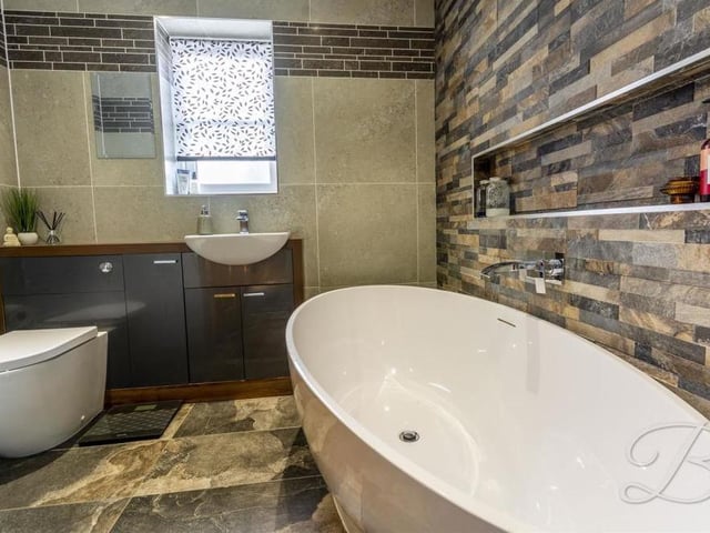 The family bathroom from another angle. Smart and spacious, eh?
