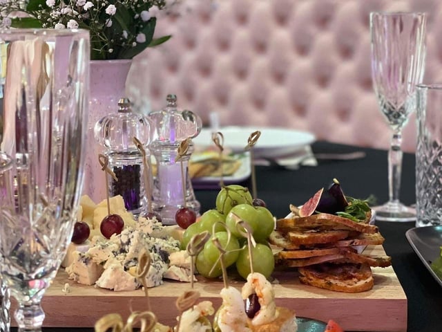 4.8 stars based on 80 Google Reviews. This restaurant prides itself on blending Italian classics with European inspirations to create their dishes, served in a cosy and welcoming atmosphere in the town centre. Location: 17 Castilian Street, NN1 1JS. Website: https://www.facebook.com/LaFamigliaNorthampton/