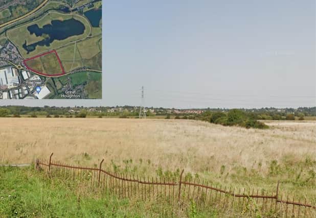 View from Bedford Road (A428) to the proposed employment zone location. The built-up area of Northampton can be seen over the field in the background. (Credit: Google)
