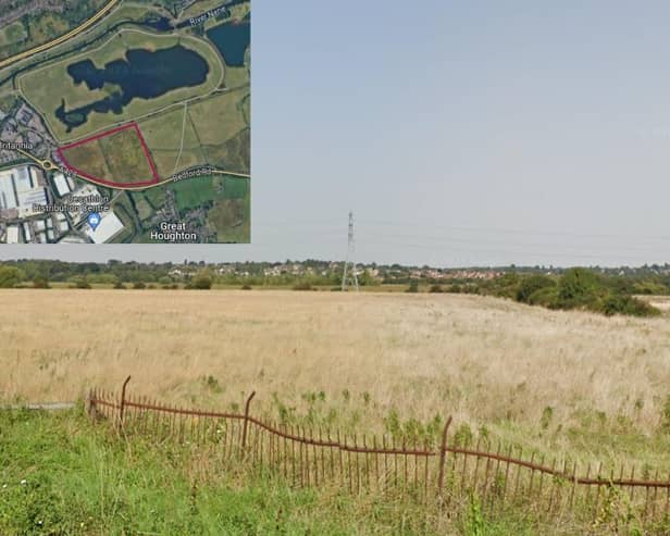 View from Bedford Road (A428) to the proposed employment zone location. The built-up area of Northampton can be seen over the field in the background. (Credit: Google)