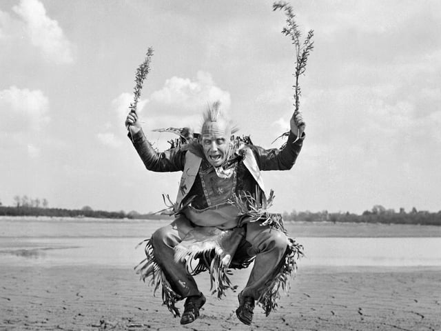 Otaki, a fire-eater who was travelling with Jerry Cottle’s Circus, was asked by the Evening Telegraph to perform a raindance on the dry bed of Pitsford Reservoir. The drought of 1976
