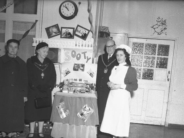 Late 1950s, Christmas in a hospital ward, Mayor and Mayoress of Northampton at Sooty display