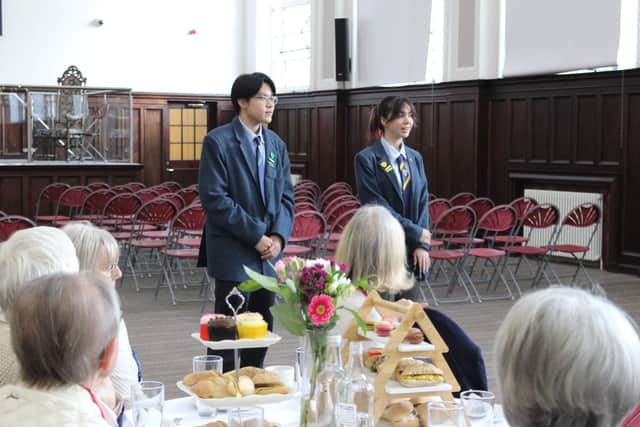 Head students talking to former students.