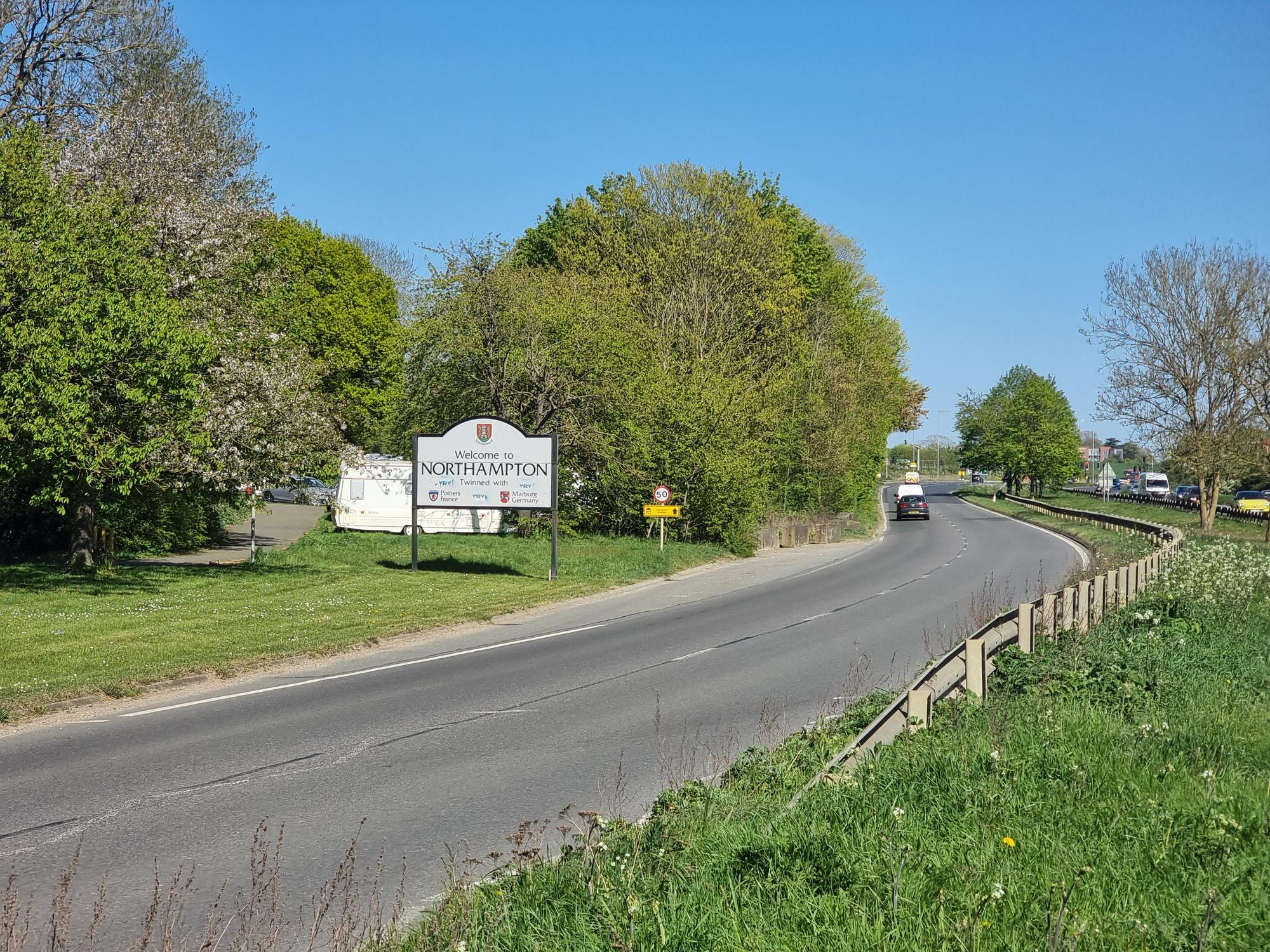 Council issues update on group of travellers pitched up on footpath ...