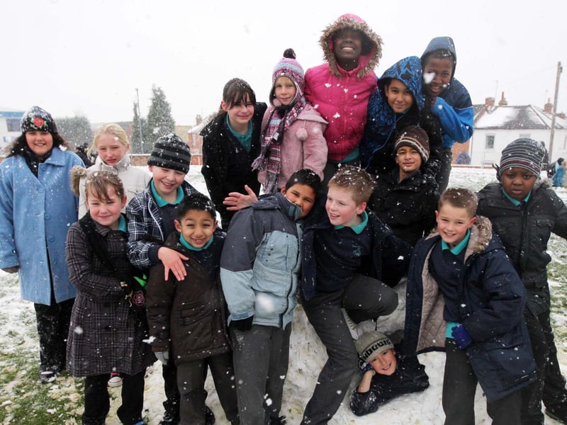 2009 - Castle Primary School children enjoying the snow making snowmen, giant snowballs and igloos.