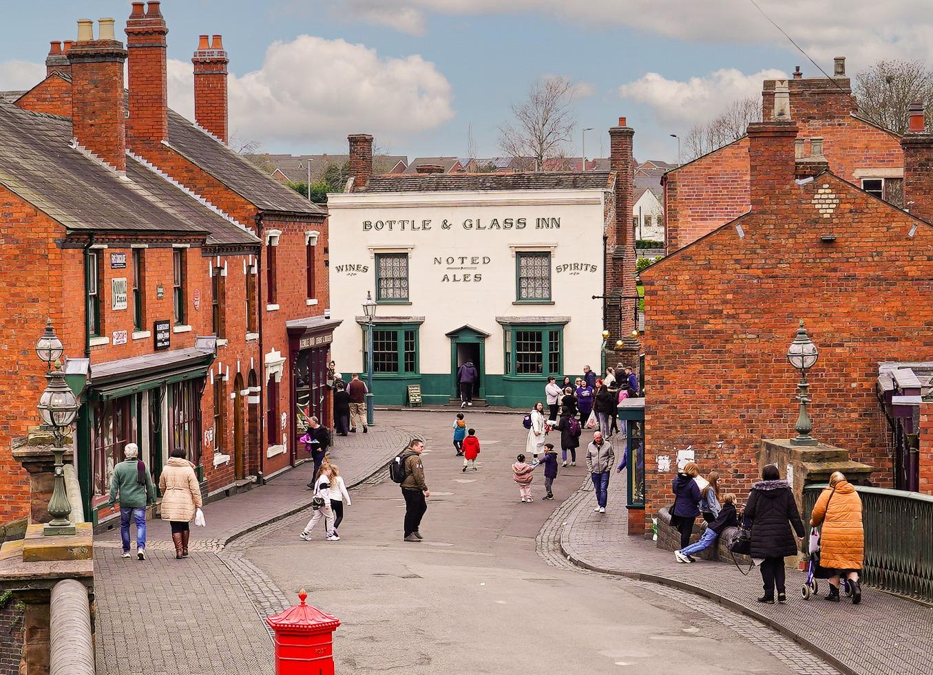Experience over 250 years of history, from the Industrial Revolution to post-war prosperity, through living interpretation.