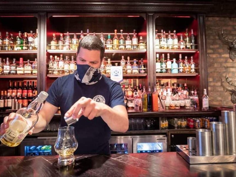 Found in Hunter's Square, Old Town, The Piper's Rest serves up delicious scran. From its Frying Scotsman burger to Oor Famous Steak Pie and Clan Mac with Isle of Mull-smoked cheddar. Enjoy live music and a friendly atmosphere as you enjoy your classic Scottish dish.